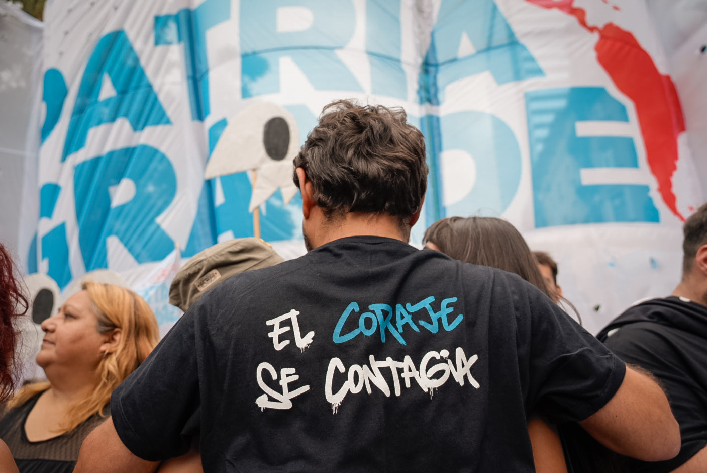 Juan Grabois con la remera de Argentina Humana y la frase 'El coraje se contagia'